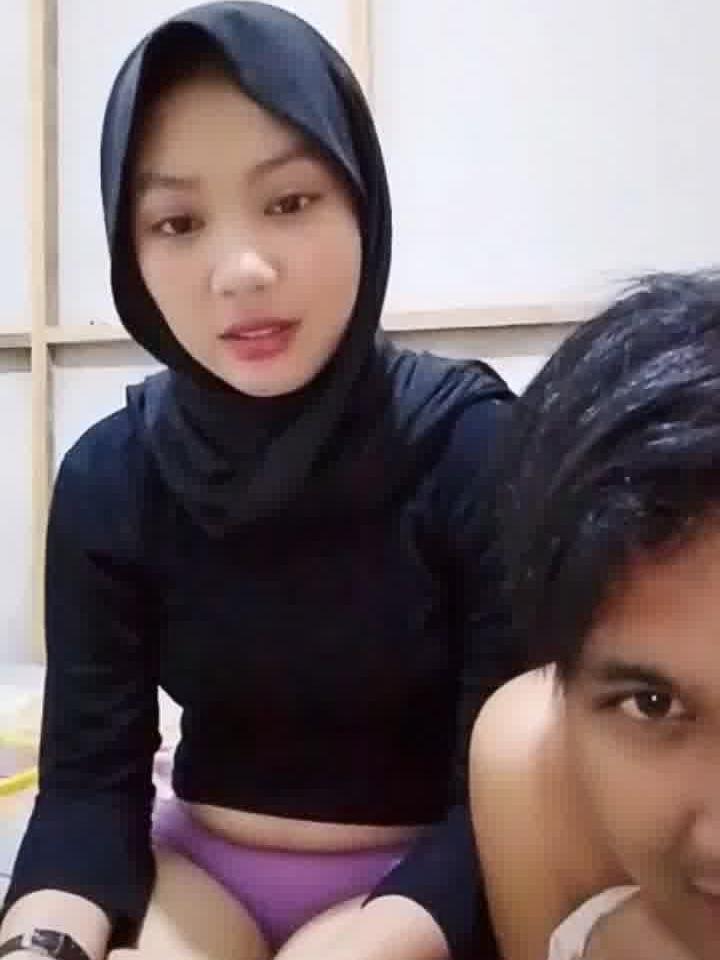 Ajarin Pacar Jilbab Ngocok Sambil Live